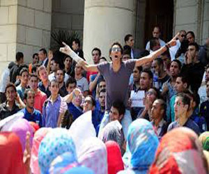   مصر اليوم - احتجاجاتٌ في جامعة القاهرة لفصلِ بعض الأساتذة